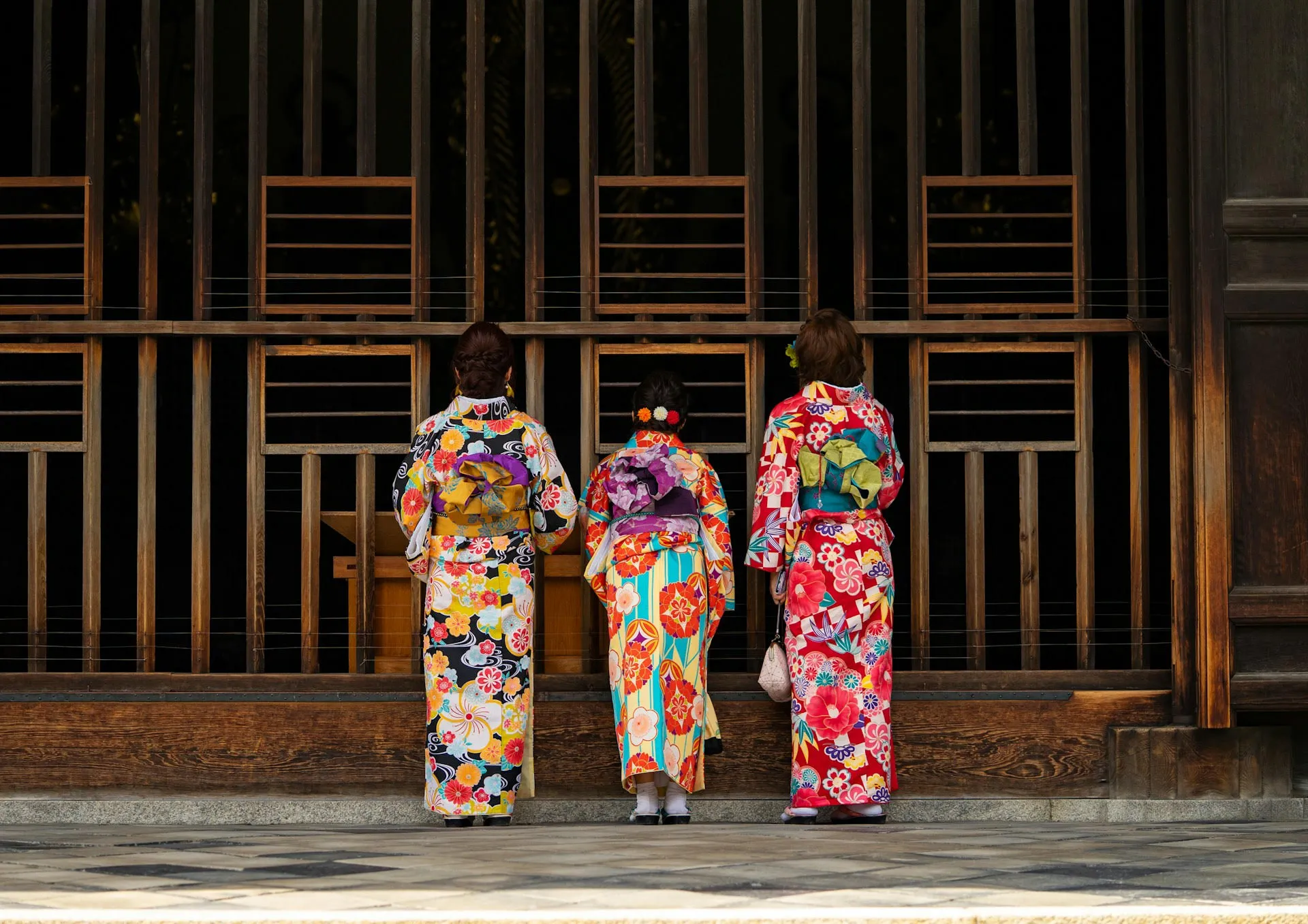 3 geishas seen from the back